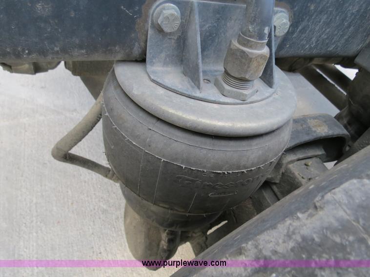 image for item B4601 1999 Kenworth T800 semi truck