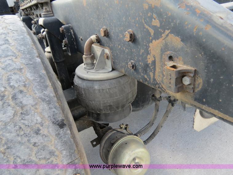 image for item B4601 1999 Kenworth T800 semi truck