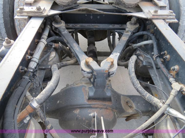 image for item B4601 1999 Kenworth T800 semi truck