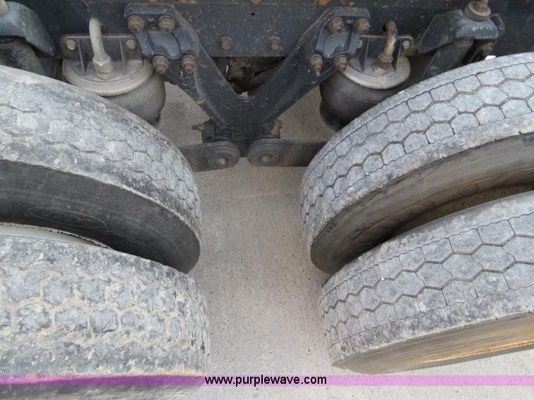 image for item B4601 1999 Kenworth T800 semi truck