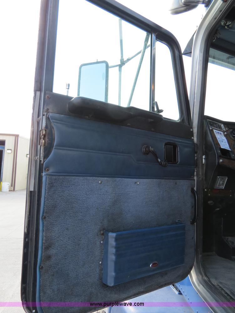 image for item B4602 1999 Peterbilt 377 semi truck