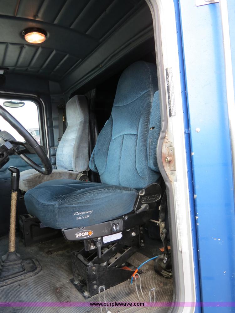 image for item B4602 1999 Peterbilt 377 semi truck