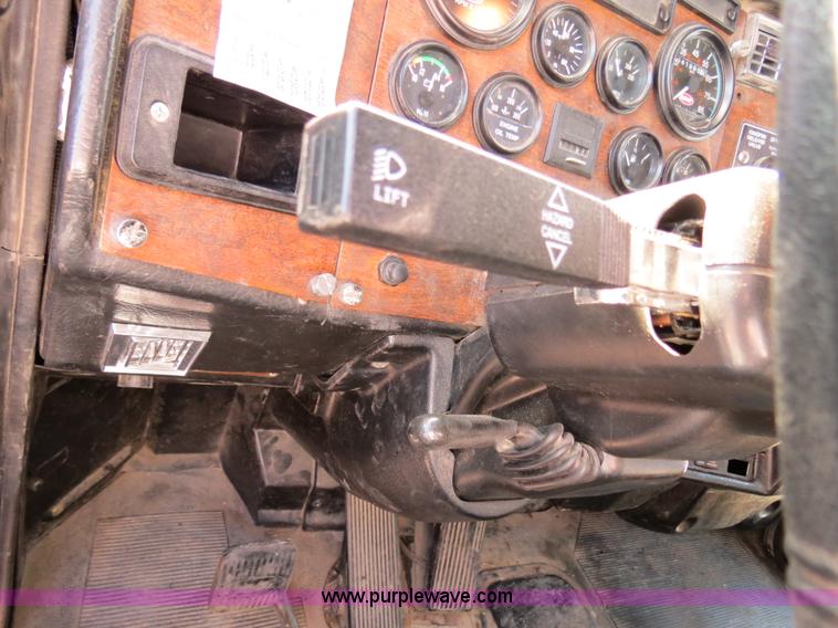 image for item B4602 1999 Peterbilt 377 semi truck