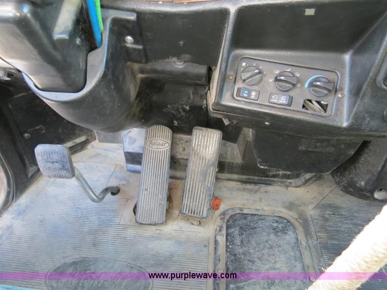 image for item B4602 1999 Peterbilt 377 semi truck