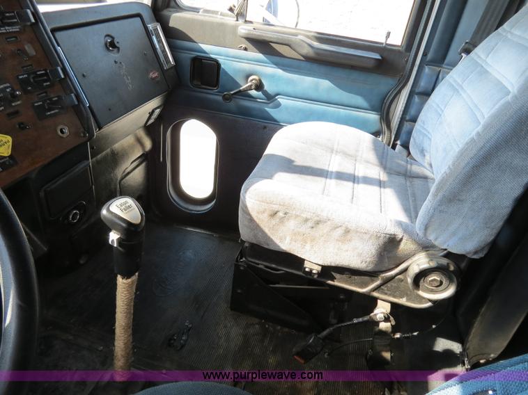 image for item B4602 1999 Peterbilt 377 semi truck