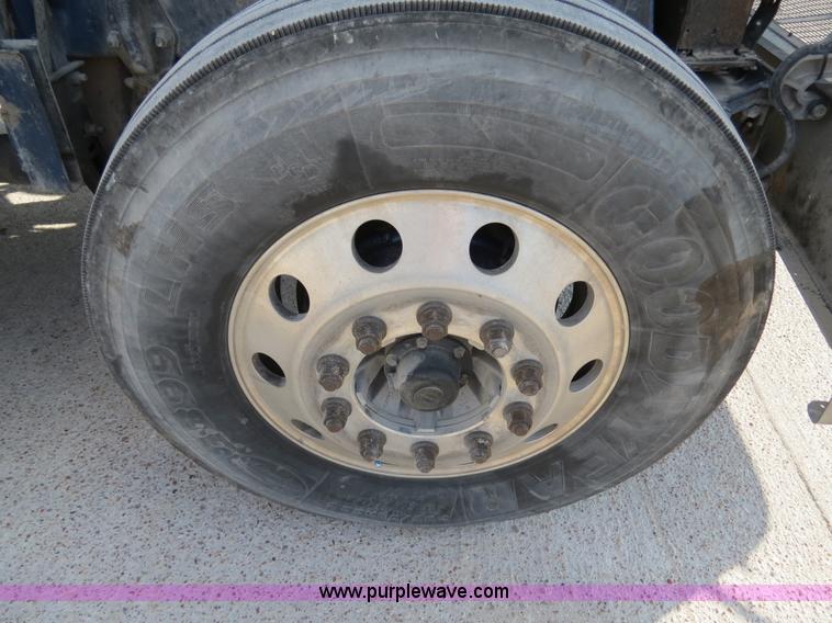 image for item B4602 1999 Peterbilt 377 semi truck