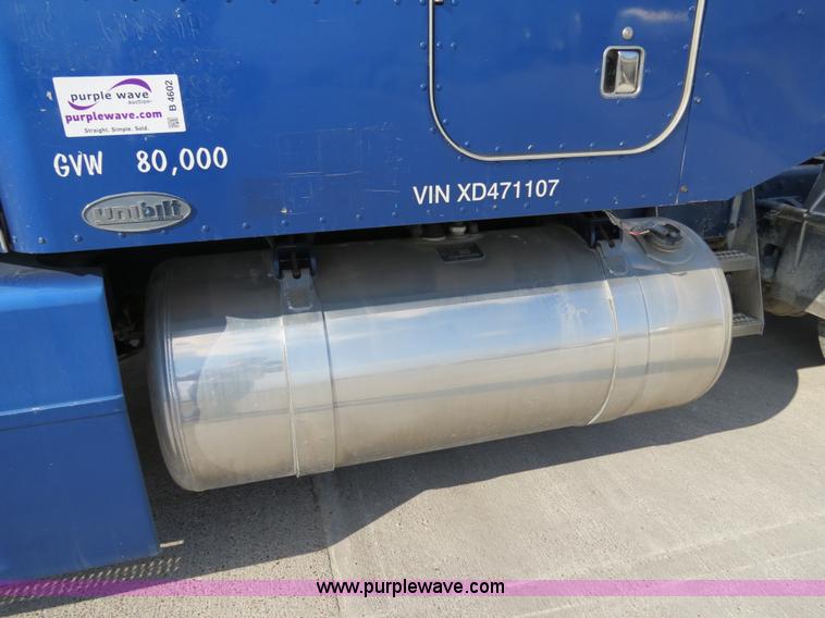 image for item B4602 1999 Peterbilt 377 semi truck