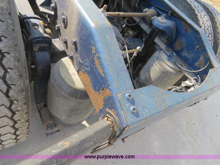 image for item B4602 1999 Peterbilt 377 semi truck