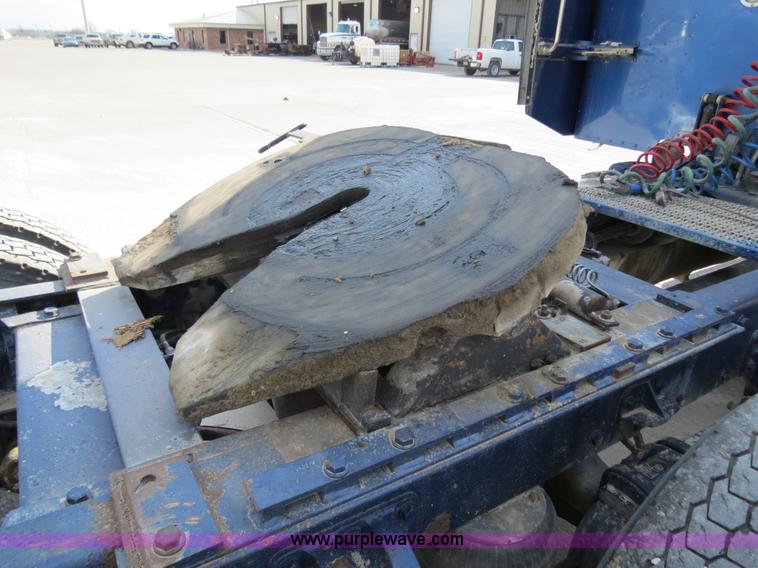 image for item B4602 1999 Peterbilt 377 semi truck