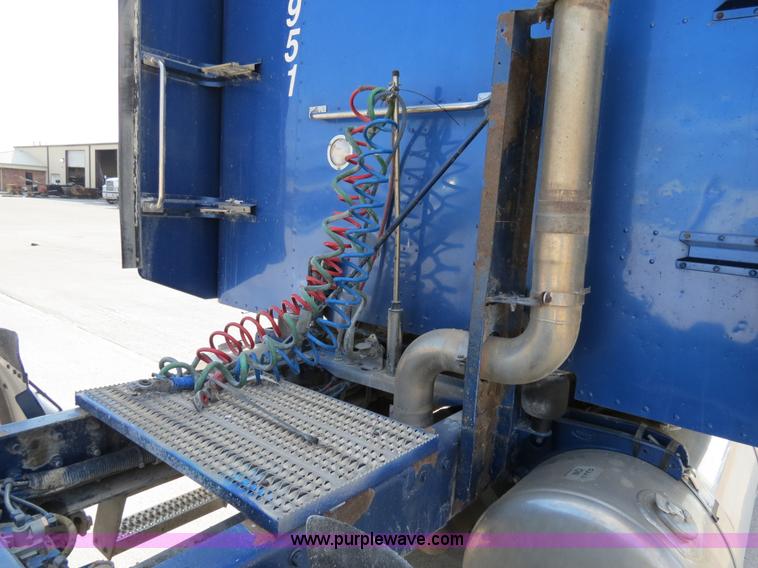 image for item B4602 1999 Peterbilt 377 semi truck