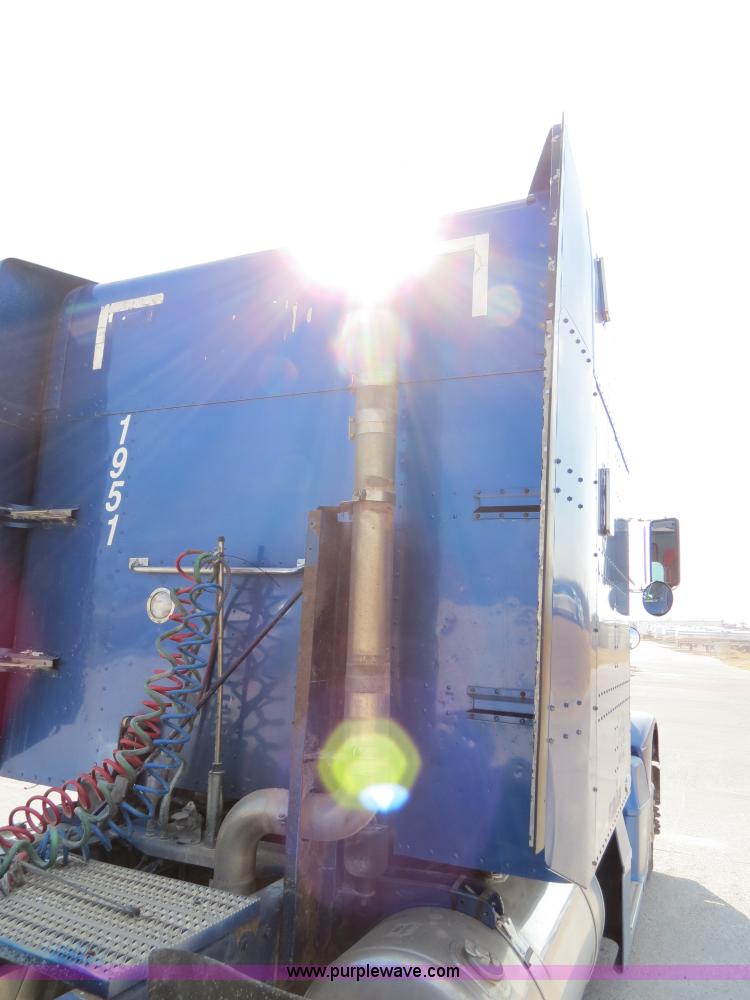 image for item B4602 1999 Peterbilt 377 semi truck