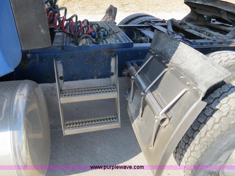 image for item B4602 1999 Peterbilt 377 semi truck