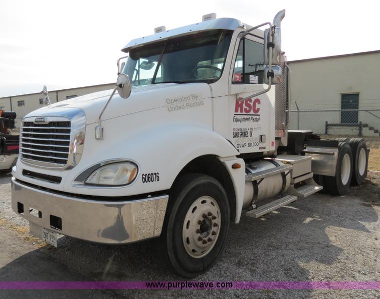 image for item B4605 2006 Freightliner Columbia 120 semi truck