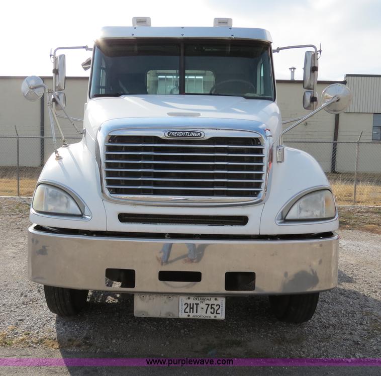 image for item B4605 2006 Freightliner Columbia 120 semi truck