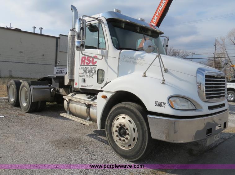 image for item B4605 2006 Freightliner Columbia 120 semi truck