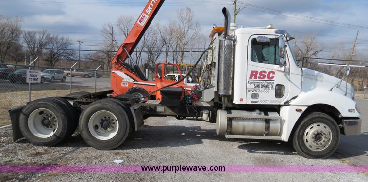 image for item B4605 2006 Freightliner Columbia 120 semi truck