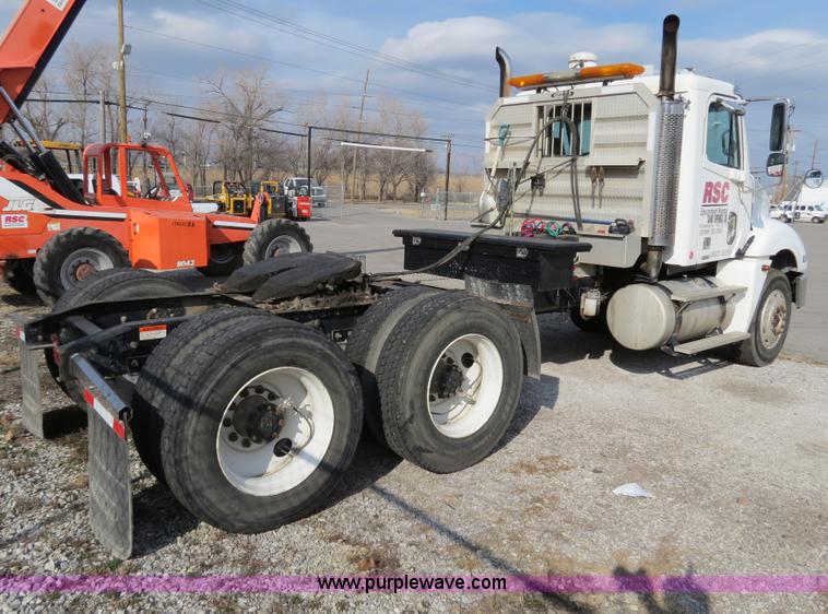 image for item B4605 2006 Freightliner Columbia 120 semi truck