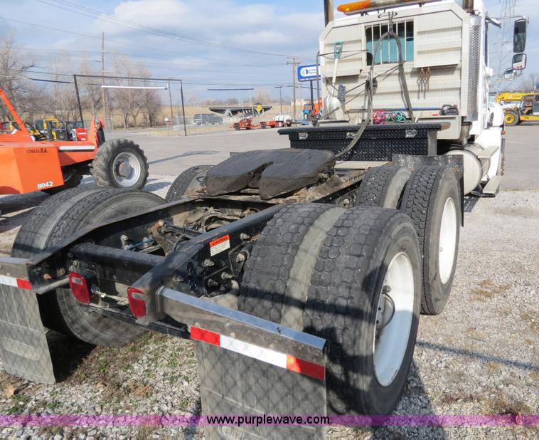 image for item B4605 2006 Freightliner Columbia 120 semi truck