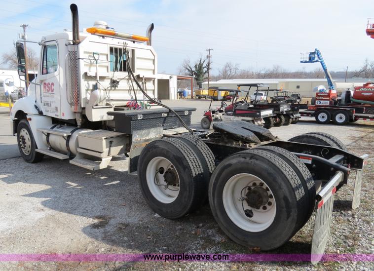 image for item B4605 2006 Freightliner Columbia 120 semi truck