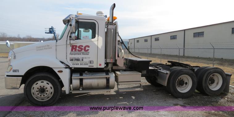 image for item B4605 2006 Freightliner Columbia 120 semi truck