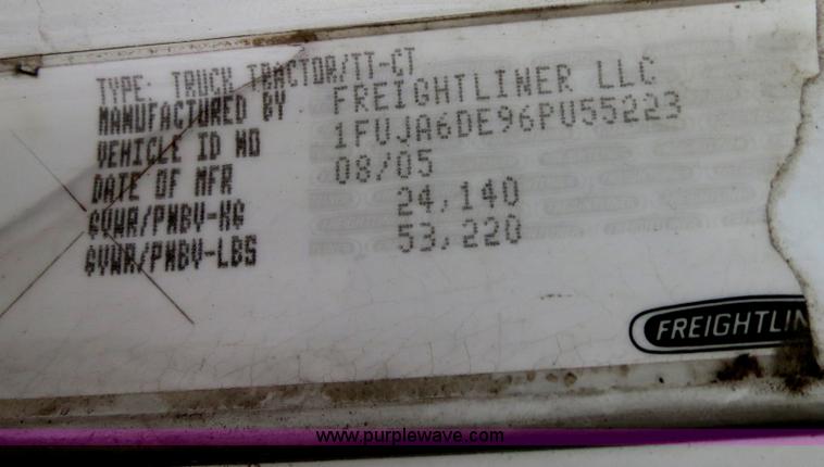 image for item B4605 2006 Freightliner Columbia 120 semi truck
