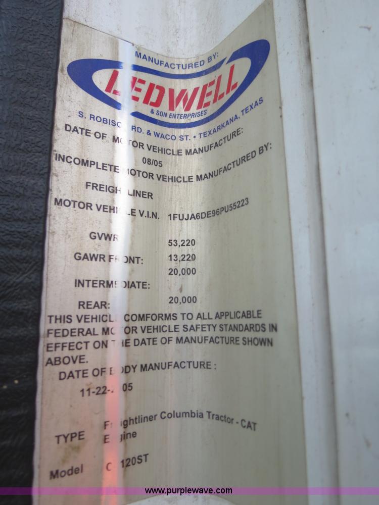 image for item B4605 2006 Freightliner Columbia 120 semi truck