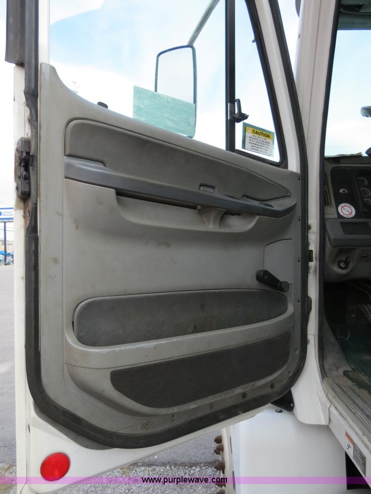 image for item B4605 2006 Freightliner Columbia 120 semi truck