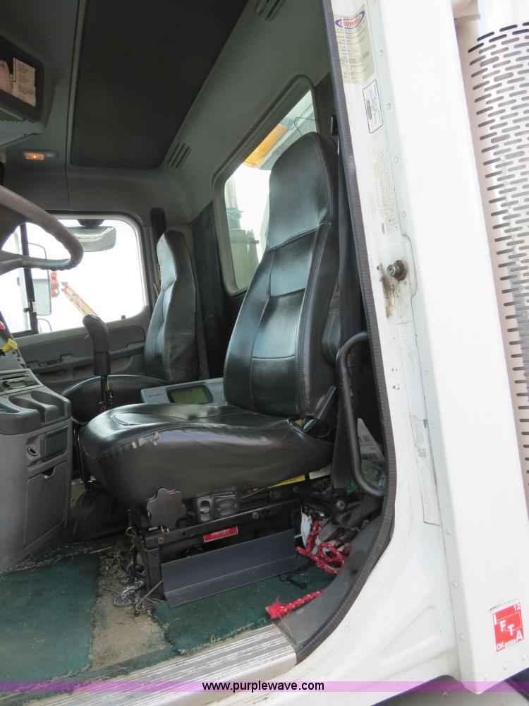 image for item B4605 2006 Freightliner Columbia 120 semi truck