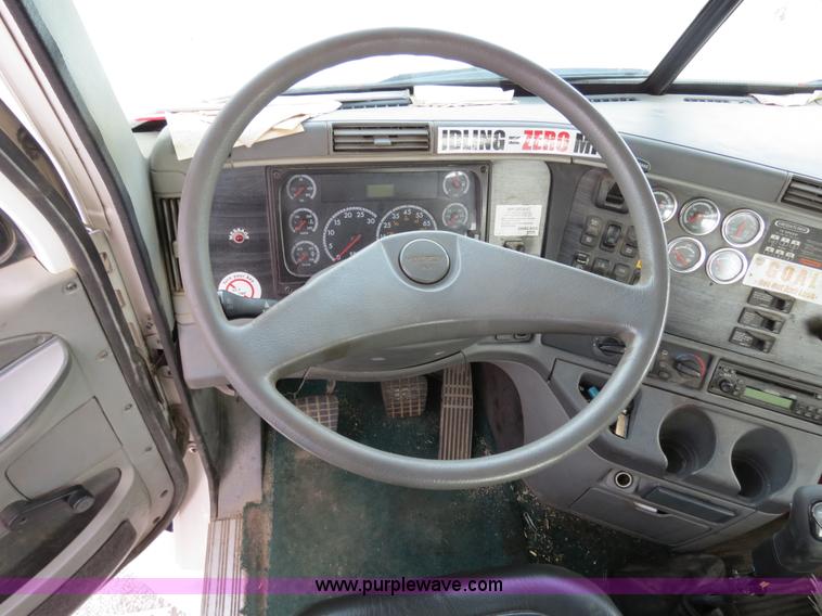 image for item B4605 2006 Freightliner Columbia 120 semi truck