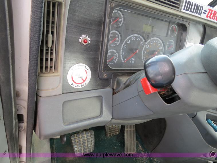 image for item B4605 2006 Freightliner Columbia 120 semi truck