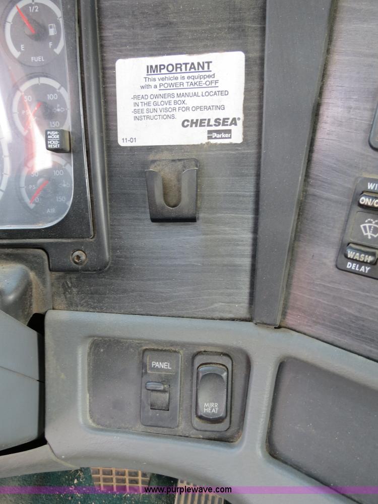 image for item B4605 2006 Freightliner Columbia 120 semi truck