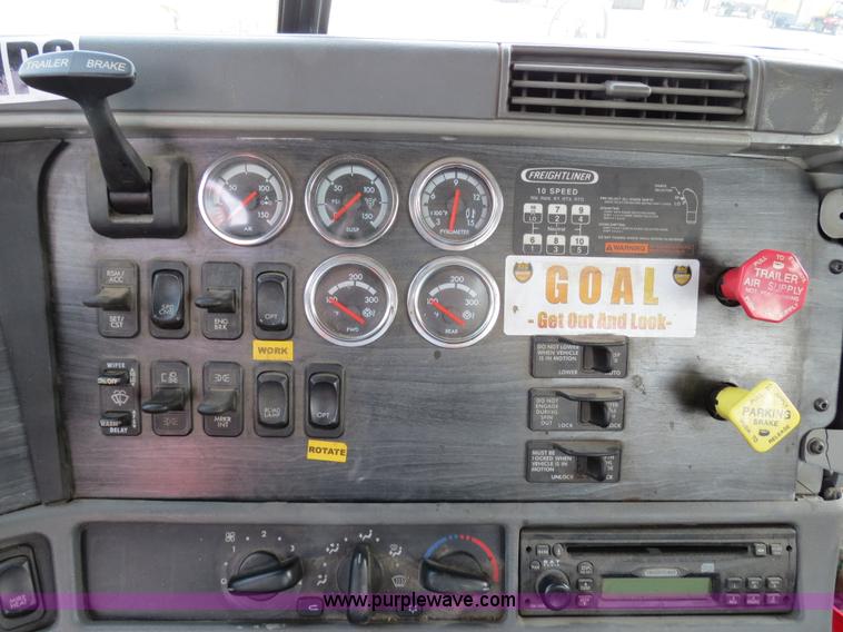 image for item B4605 2006 Freightliner Columbia 120 semi truck