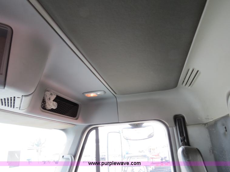 image for item B4605 2006 Freightliner Columbia 120 semi truck