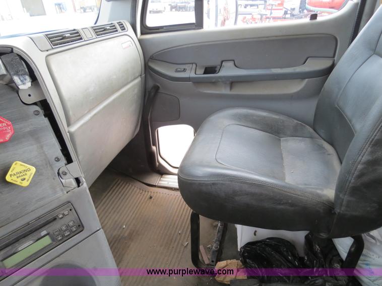 image for item B4605 2006 Freightliner Columbia 120 semi truck