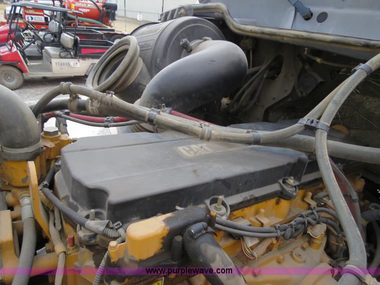 image for item B4605 2006 Freightliner Columbia 120 semi truck