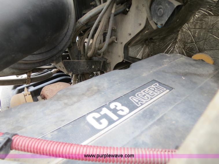 image for item B4605 2006 Freightliner Columbia 120 semi truck