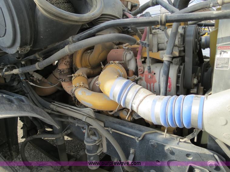 image for item B4605 2006 Freightliner Columbia 120 semi truck