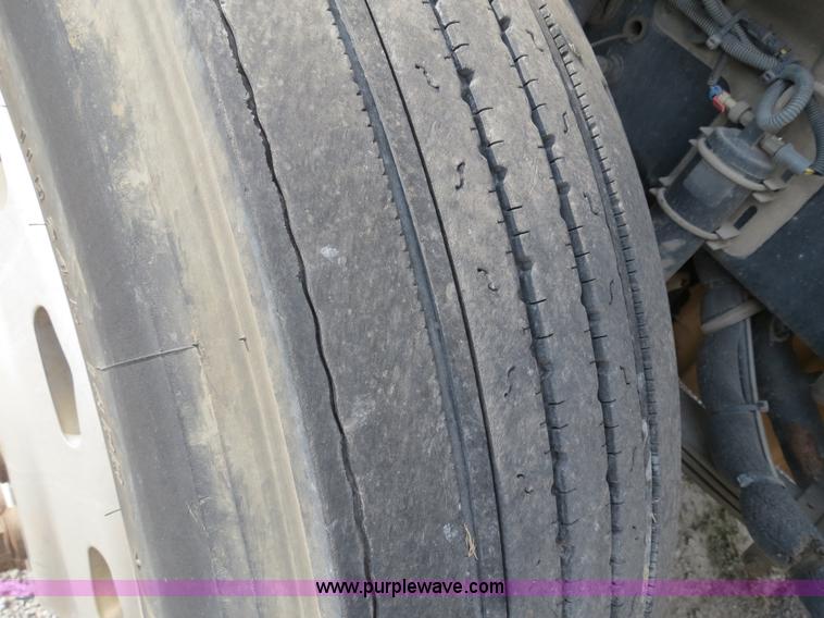 image for item B4605 2006 Freightliner Columbia 120 semi truck