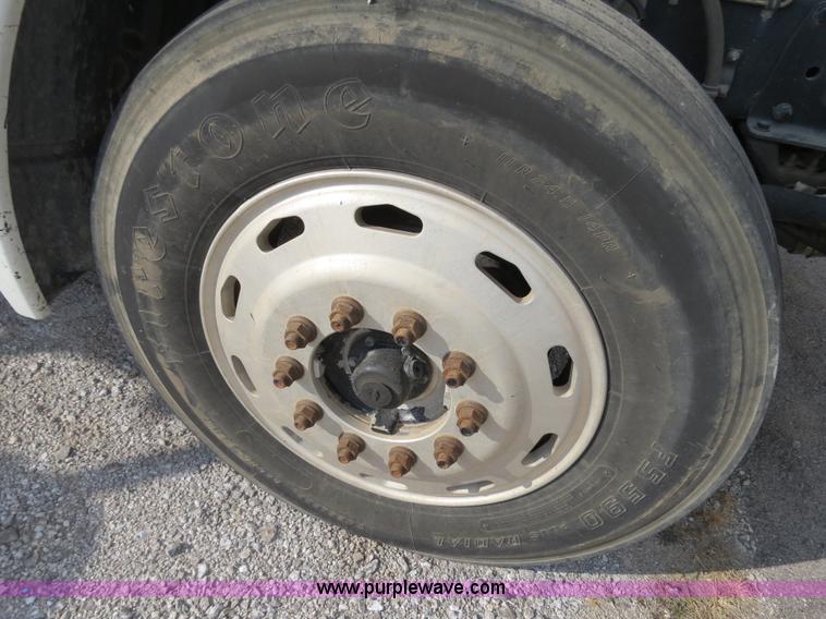 image for item B4605 2006 Freightliner Columbia 120 semi truck