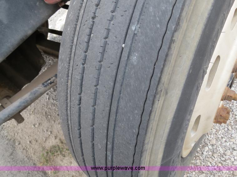 image for item B4605 2006 Freightliner Columbia 120 semi truck