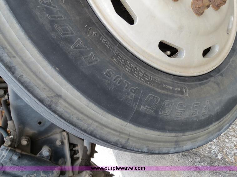 image for item B4605 2006 Freightliner Columbia 120 semi truck