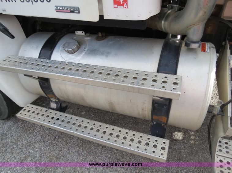 image for item B4605 2006 Freightliner Columbia 120 semi truck