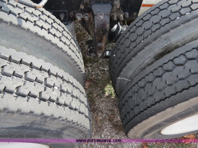 image for item B4605 2006 Freightliner Columbia 120 semi truck