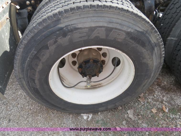 image for item B4605 2006 Freightliner Columbia 120 semi truck