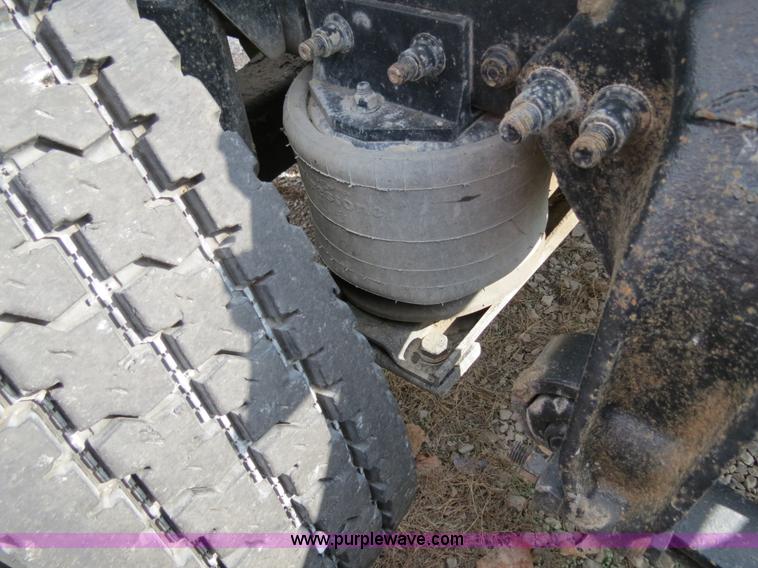 image for item B4605 2006 Freightliner Columbia 120 semi truck