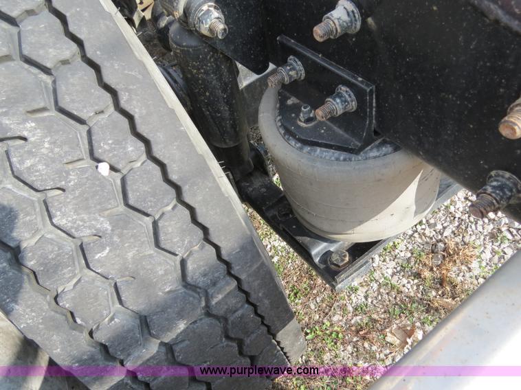 image for item B4605 2006 Freightliner Columbia 120 semi truck