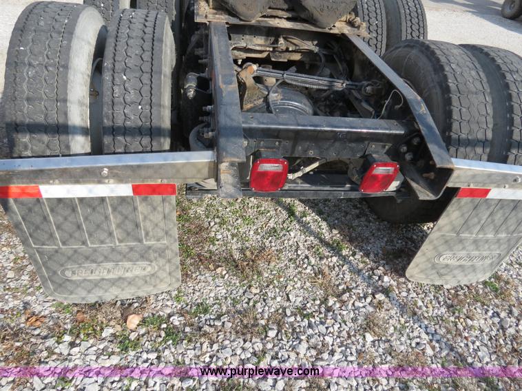 image for item B4605 2006 Freightliner Columbia 120 semi truck