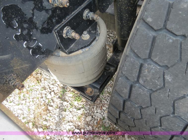 image for item B4605 2006 Freightliner Columbia 120 semi truck