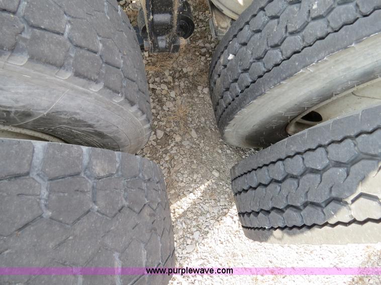 image for item B4605 2006 Freightliner Columbia 120 semi truck