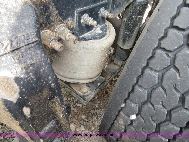 image for item B4605 2006 Freightliner Columbia 120 semi truck